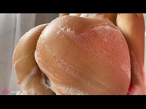 ❤️ Zeshkania masturbon pidhin me vibrator deri në orgazmë intensive në dush ️❌ Video anale tek ne ❤