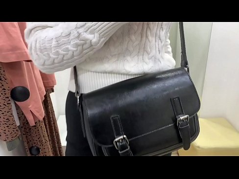 ❤️ Masturbim publik i kurvës së re FeralBerry me një dildo në dhomën e montimit ️❌ Video anale tek ne ❤