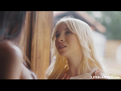 ❤️ Vajza vjen në shtëpi disa muaj më vonë dhe përfundon duke ngrënë pidhin e njerkës së saj ️❌ Video anale tek ne ❤