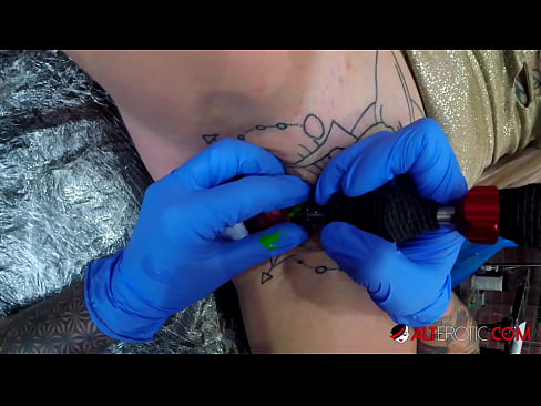 ❤️ E dashura jashtëzakonisht e bërë me tatuazhe, Sully Savage, bëri një tatuazh në klitorisin e saj ️❌ Video anale tek ne ❤
